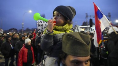 15-часова блокада с песни в Крагуевац - сръбският символ на върховенството на закона