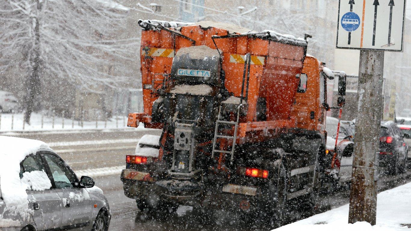София извади 150 машини да почистват улиците от снега