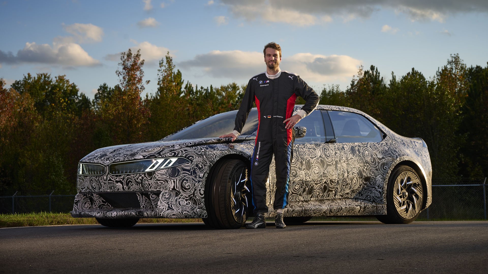 Пилотът Йенс Кингман шофира прототипа BMW Vision Driving Experience 