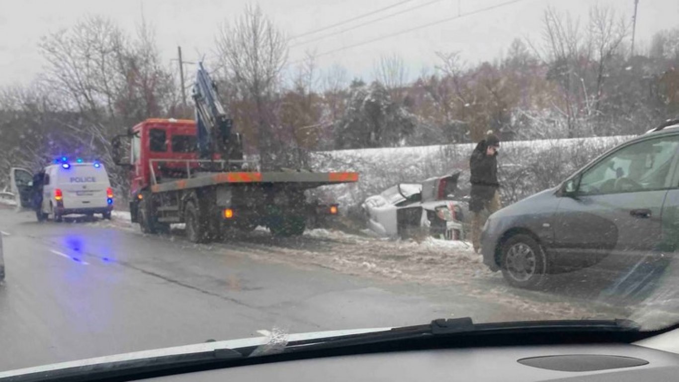 Линейка се обърна в дере край София, жена е тежко ранена
