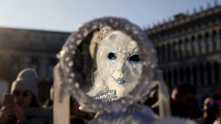 Студентка и костюм, вдъхновен от странен кралски двор, са големите победители на Венецианския карнавал