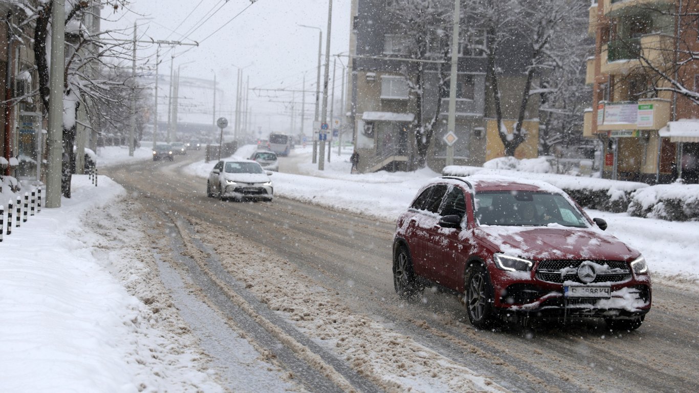 Пуснаха допълнителен градски транспорт за Задушница в Русе