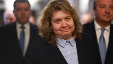 Председателят на Народното събрание Наталия Киселова дава изявление за медиите
