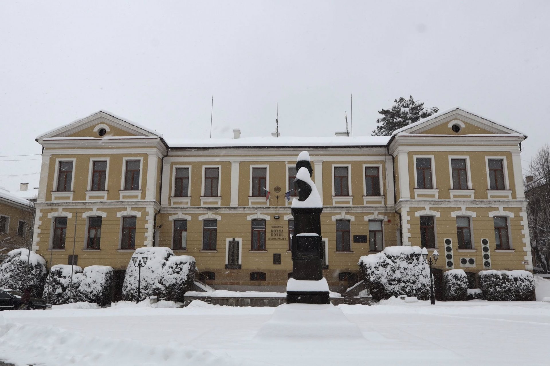 Площадът в Котел