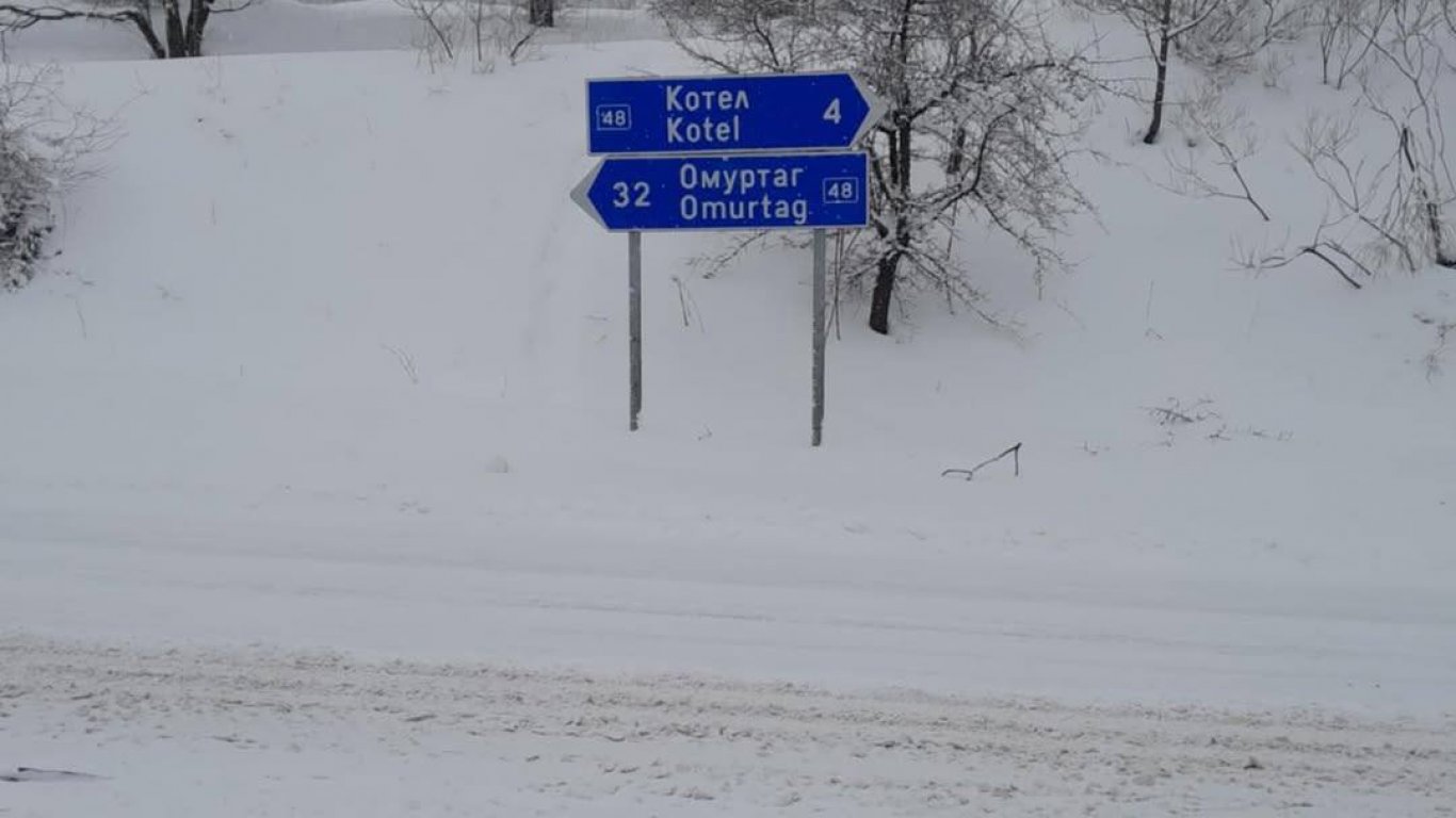 Пътищата от Републиканската пътна мрежа в района на Котел са непочистени, твърди във Фейсбук Магдалена Минчева и публикува снимки
