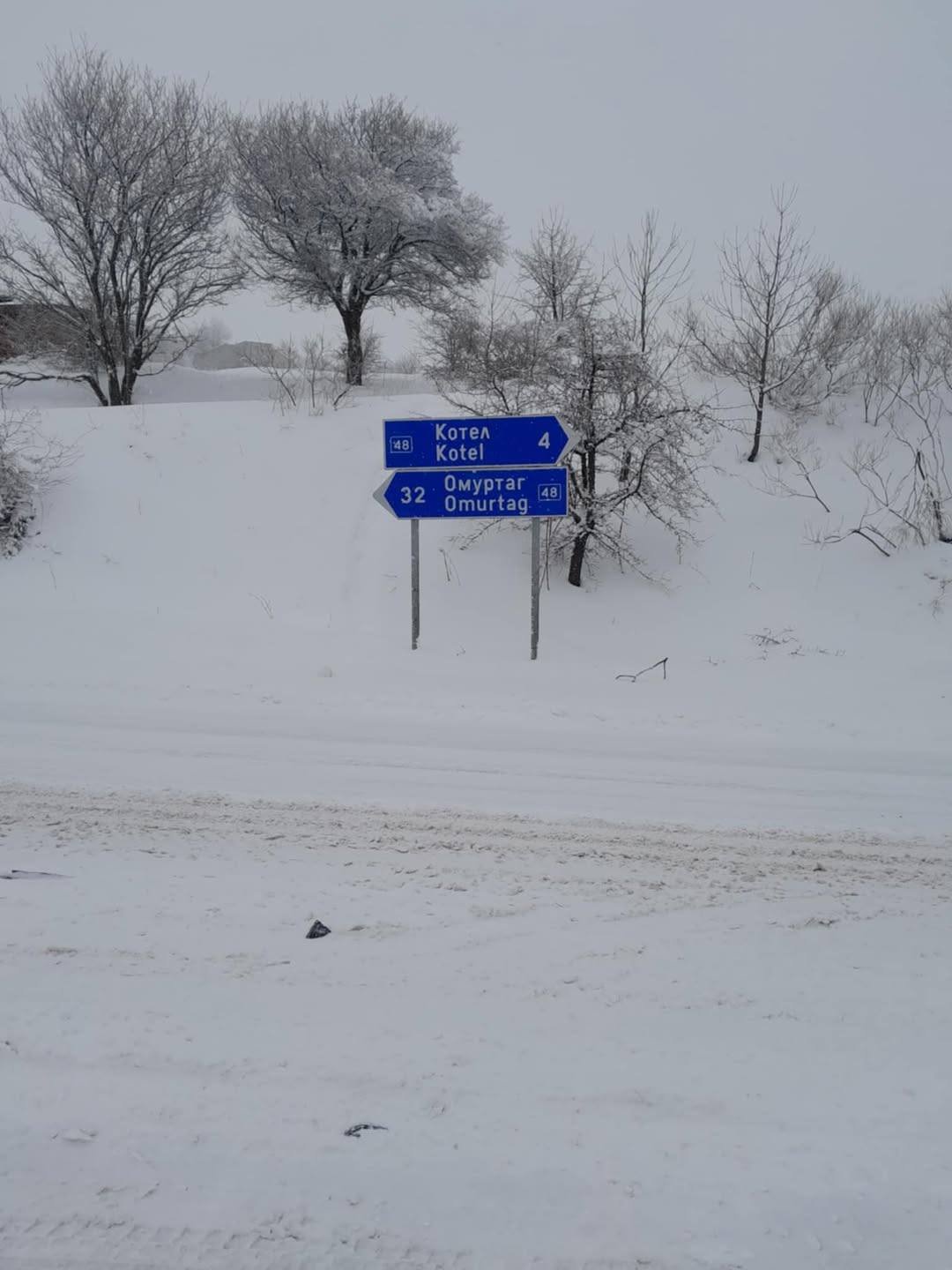 Пътищата от Републиканската пътна мрежа в района на Котел са непочистени, твърди във Фейсбук Магдалена Минчева и публикува снимки