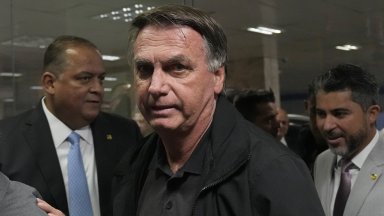 Предишният бразилски президент Жаир Болсонаро бе приет в болница след
