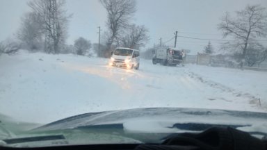 Не пътувайте в Източна България, коли и автобуси закъсаха в снега, бедствено положение в Бяла