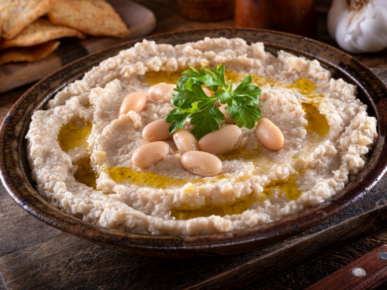 Пухкав хумус от бял боб