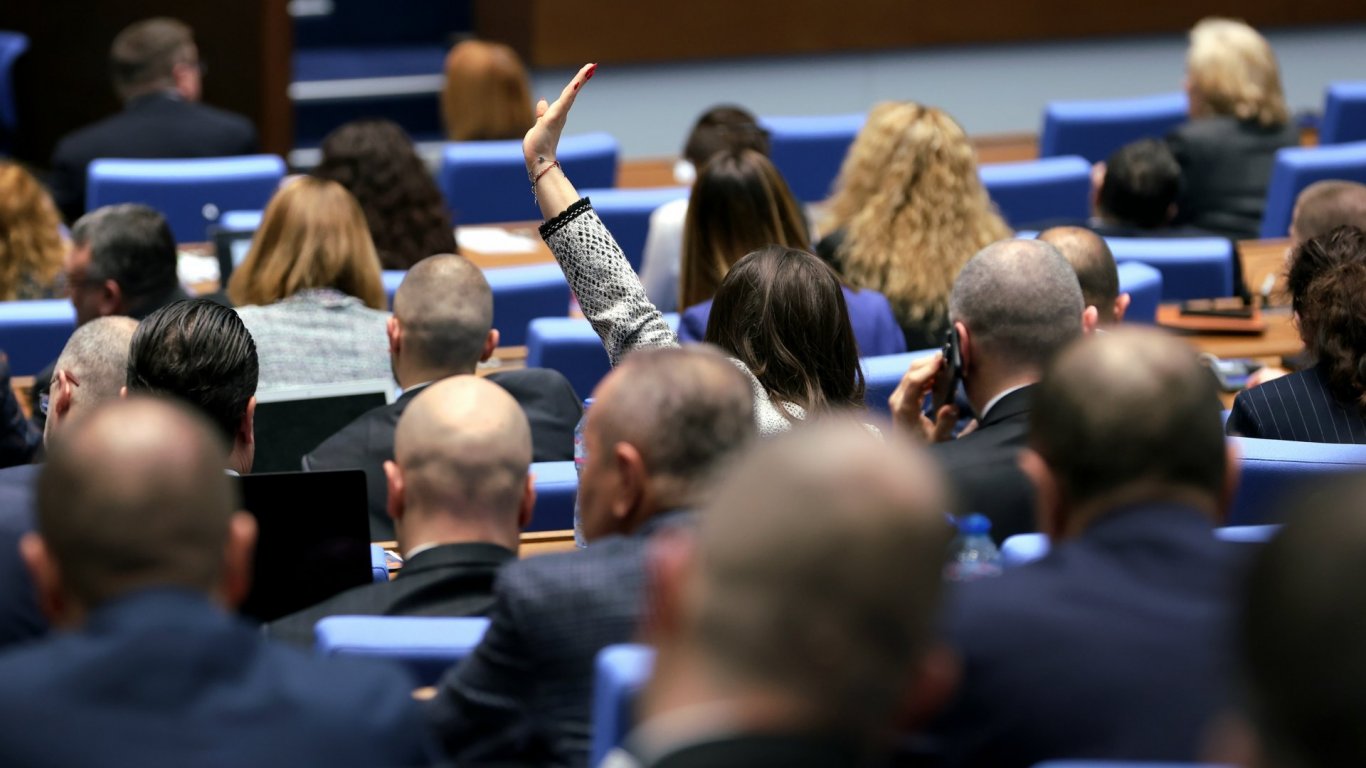 Депутатите приеха правилата за попълване на комисиите по досиетата, СРС-тата и личните данни