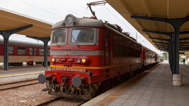 Срив в контактната мрежа спря движението и забави разписанието влаковете