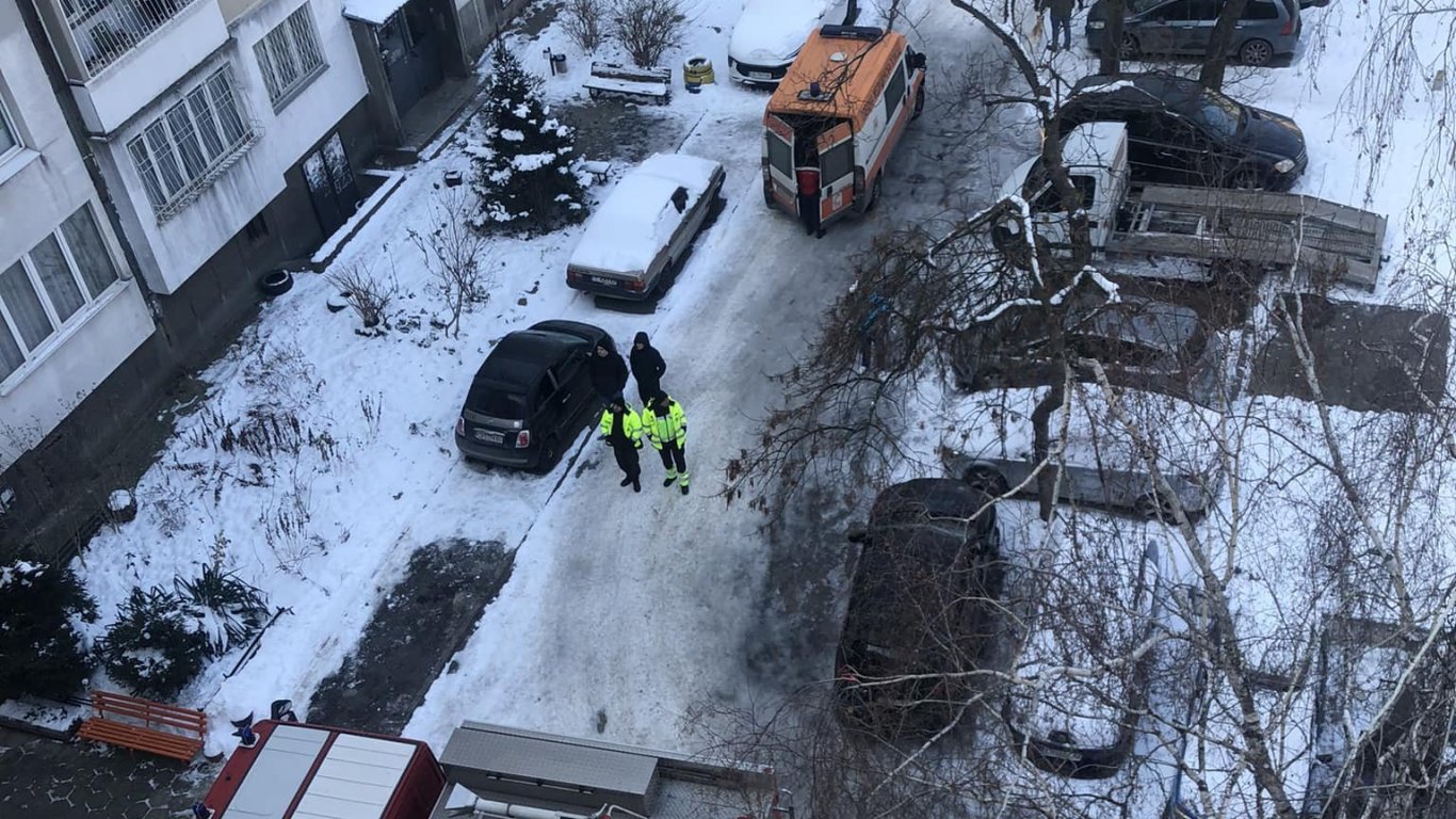 Пожарникари евакуираха блокирани жители на 2 етажа в пламнал блок в "Банишора"
