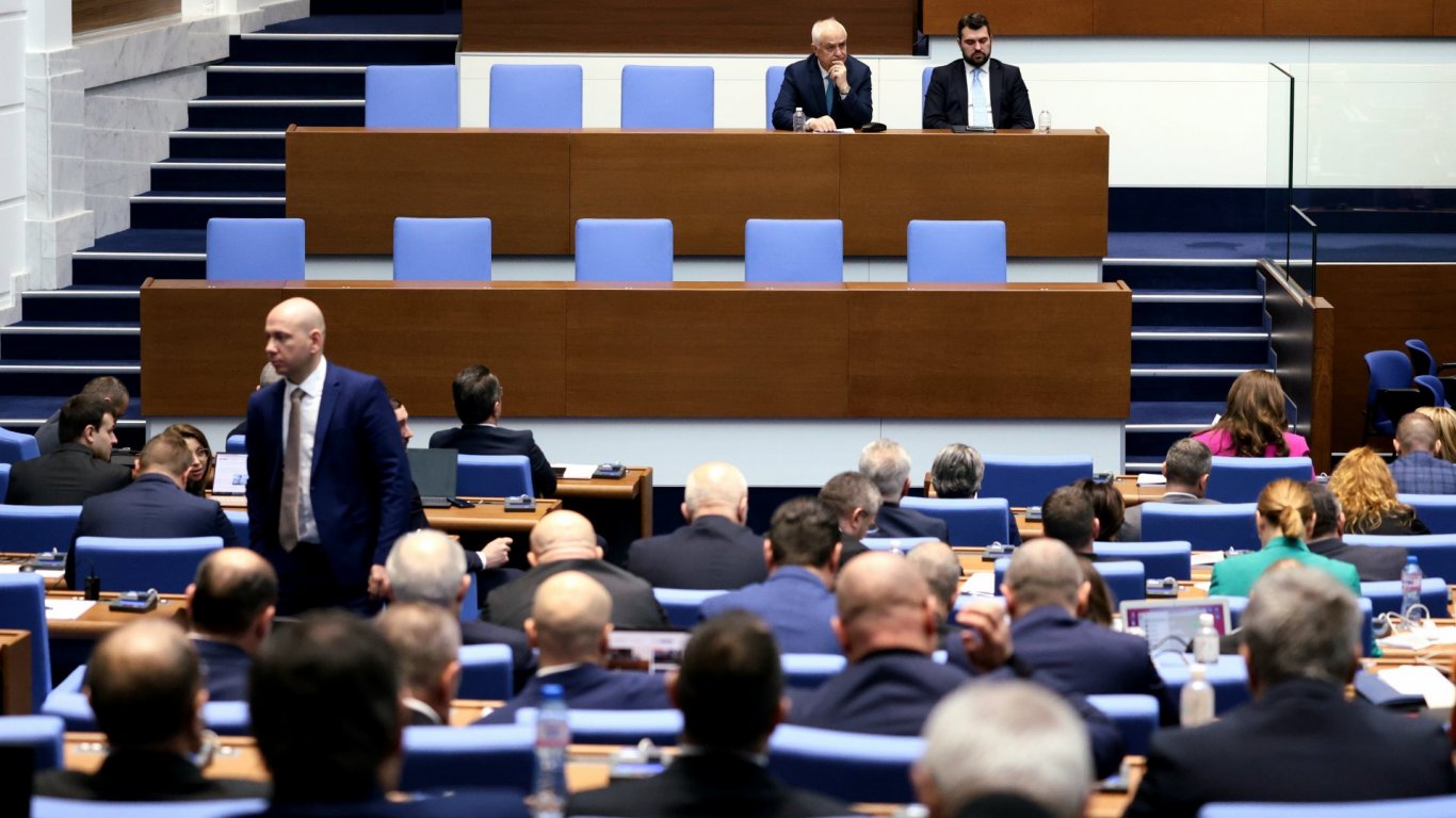 В пленарната зала от ГЕРБ, БСП, двете ДПС и ИТН останаха пасивни по време на дебатите