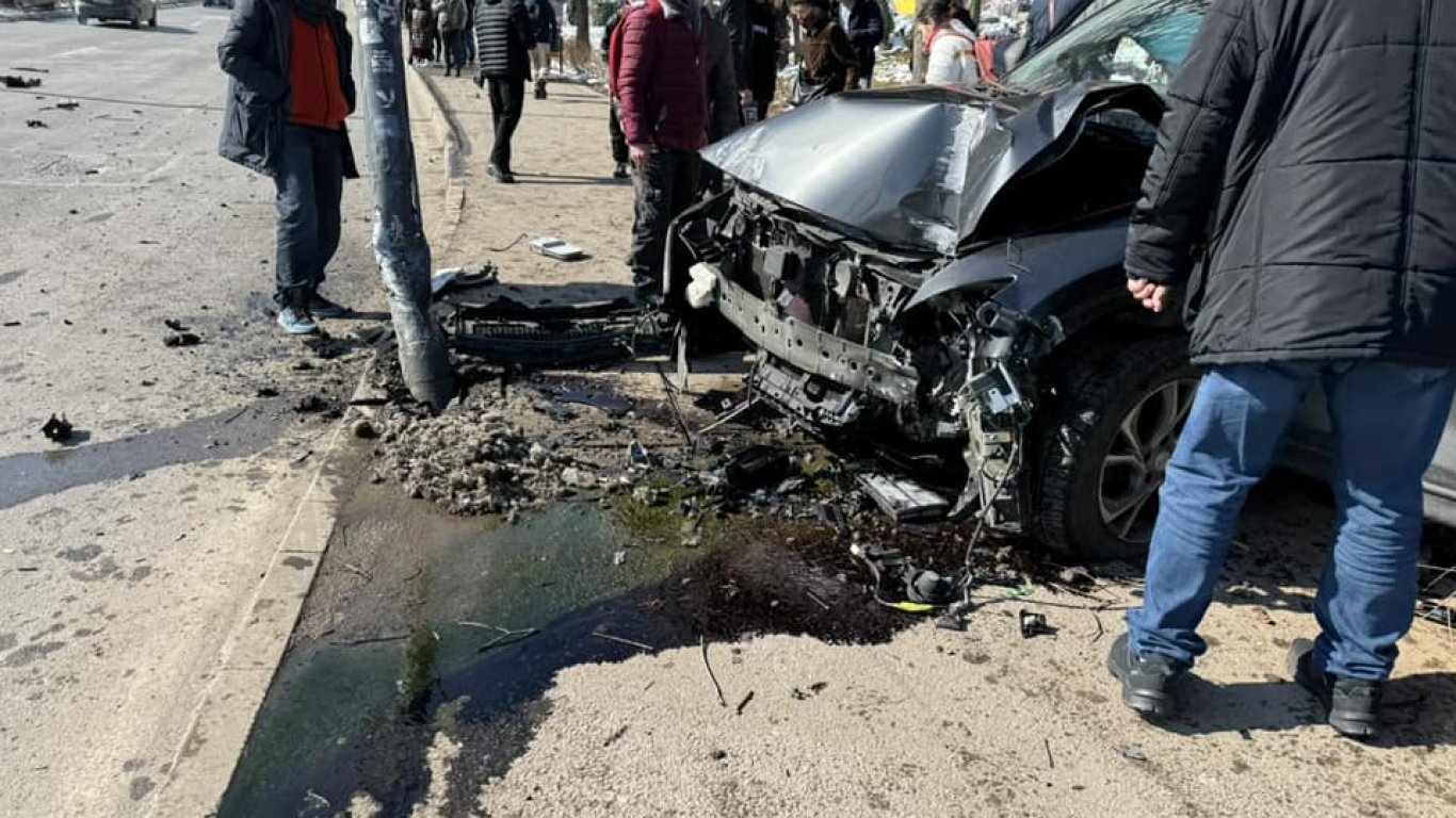 Кола връхлетя върху спирка на столичен булевард, пешеходец е тежко ранен (снимки)