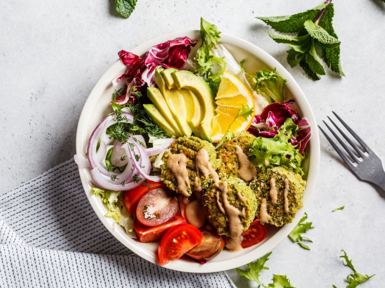 Вкусна купа с фалафели, салата, тахини дресинг и авокадо