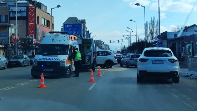  Джип блъсна линейка на столичен булевард, шофьорката му и лекарка са пострадали