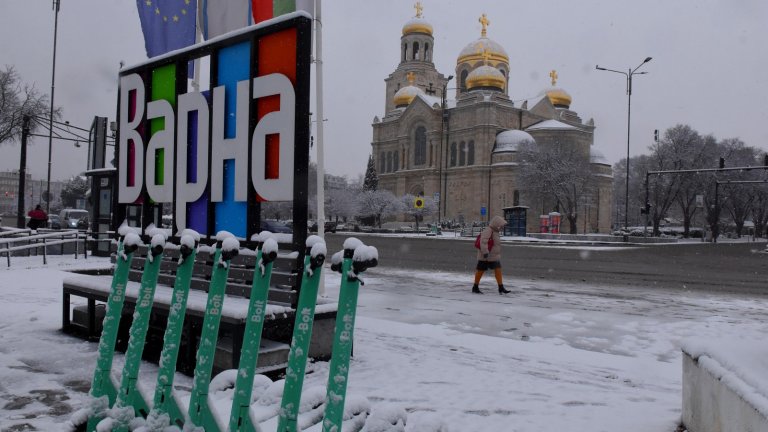 Въпросителна около мача Черно море - Лудогорец заради снега и студа във Варна