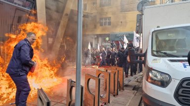 Протестът против еврото ескалира: червена боя и бомбички по сградата на ЕК и запалена врата