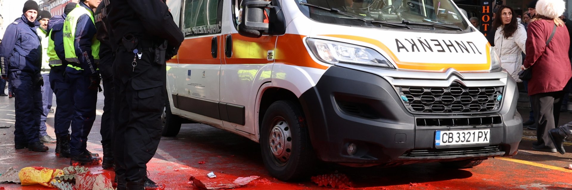 "Възраждане": Двама депутати са в болница, един е арестуван, Костадинов - обгазен