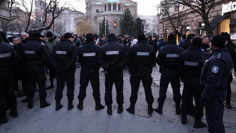 Столичната община и полицията прекратиха Луковмарш (снимки)