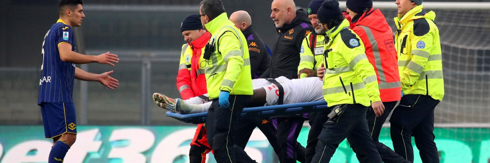 Пак линейка и паника заради припадък на терена в мач на "прокълнатия" Фиорентина