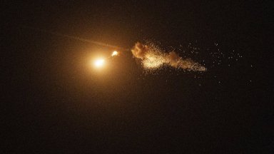 Най малко един човек е пострадал при масирана атака с дронове