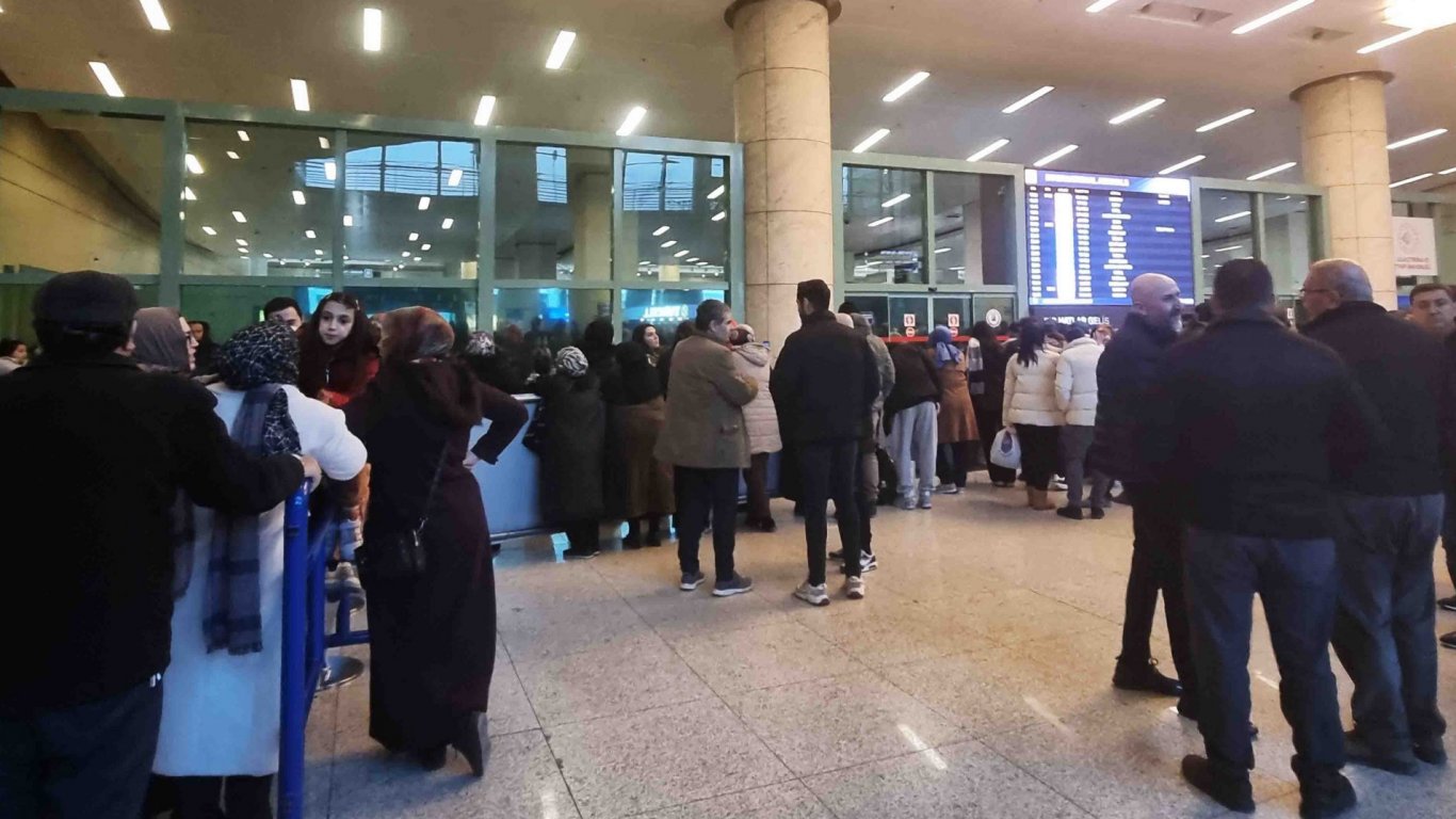 Опашки за презаверка на билети и хаос по летищата в Турция, включително в Истанбул