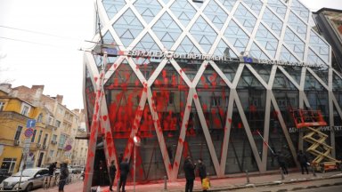 Съдът прекрати делото за червената боя по Дома на Европа в София и го върна на прокуратурата