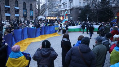 "Мир за Европа и света чрез победата на Украйна": Граждани и политици се събраха в подкрепа на Киев