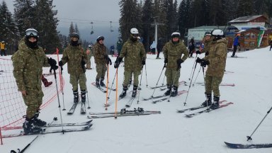 Български и румънски военни тренират на ски в Пампорово оцеляване в планината (снимки)