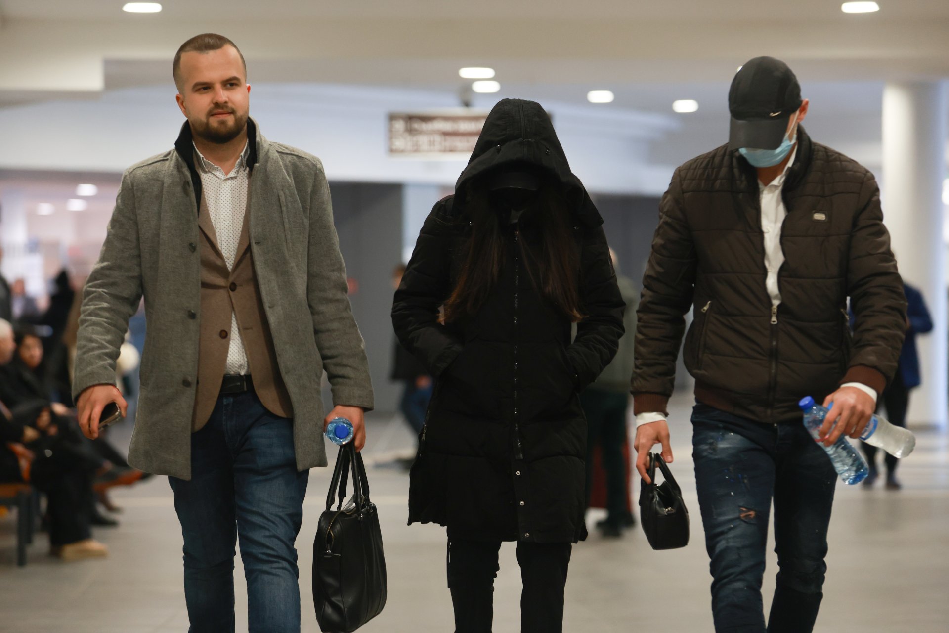 Делото срещу полицайката Симона Радева, помогнала на Георги Семерджиев, който уби две жени при катастрофа. В ляво адвокатът й  Марио Найденов 