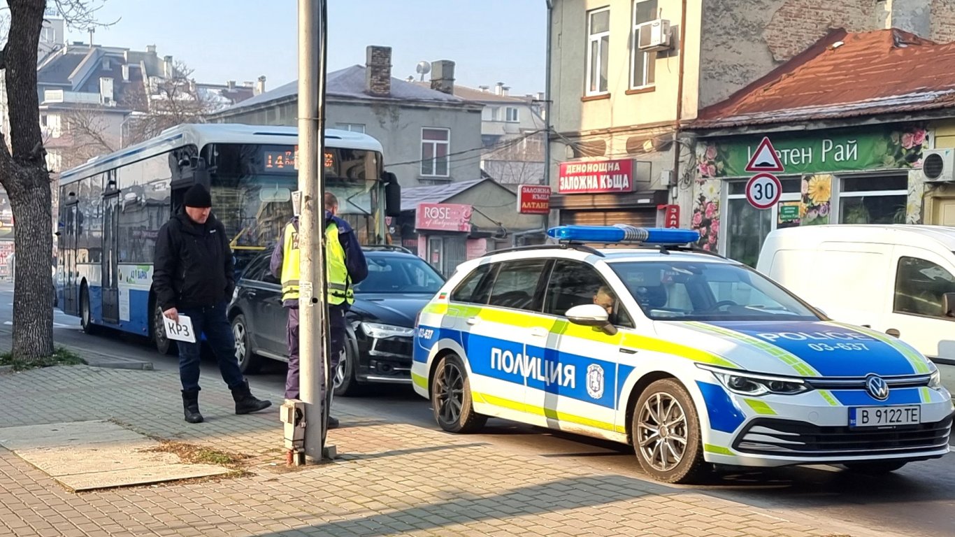 Автобус на градския транспорт и кола се удариха във Варна (снимки)