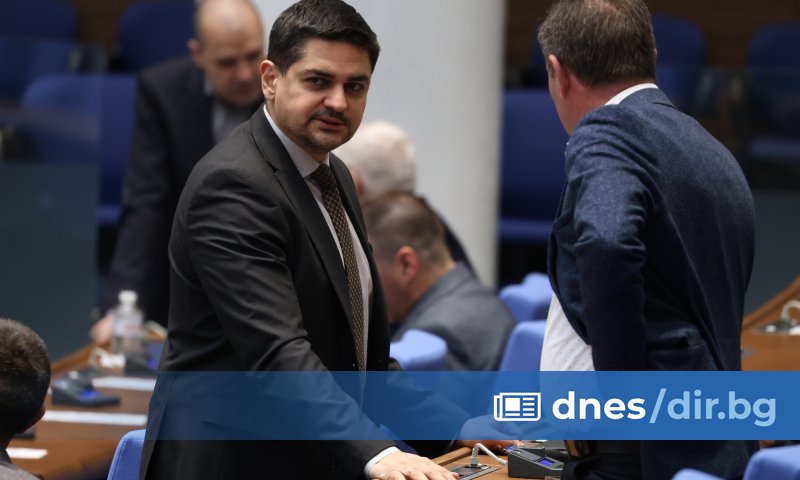 Очаква парламентът да започне работата си с разрешаването на казуса