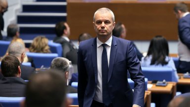 За да вкара патерицата на Делян Пеевски в парламента