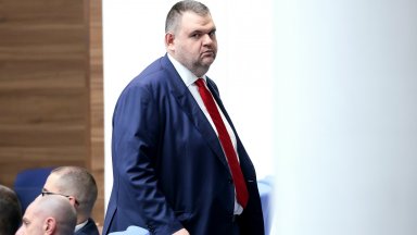 Пеевски иска държавата да затегне контрола и санкциите над бързите кредити