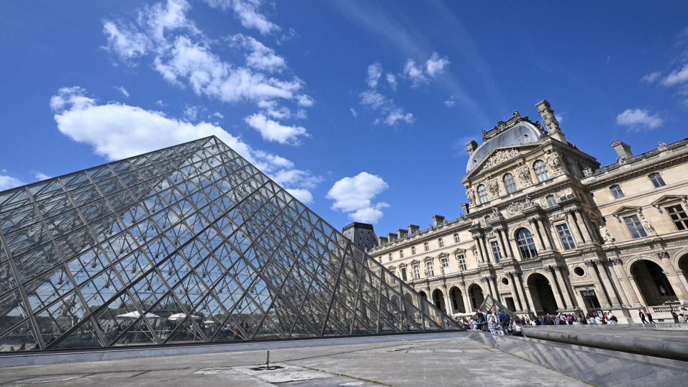 Лувърът: 10 изненадващи факта, които ще ви грабнат