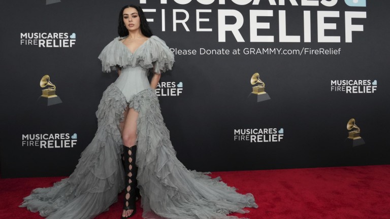 Charli XCX е обявена за носител на приза за "най-добър автор на песни" на наградите БРИТ