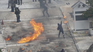 Анархистки бунт в Солун: Коктейли "Молотов", водни оръдия и стотици арестувани (видео)
