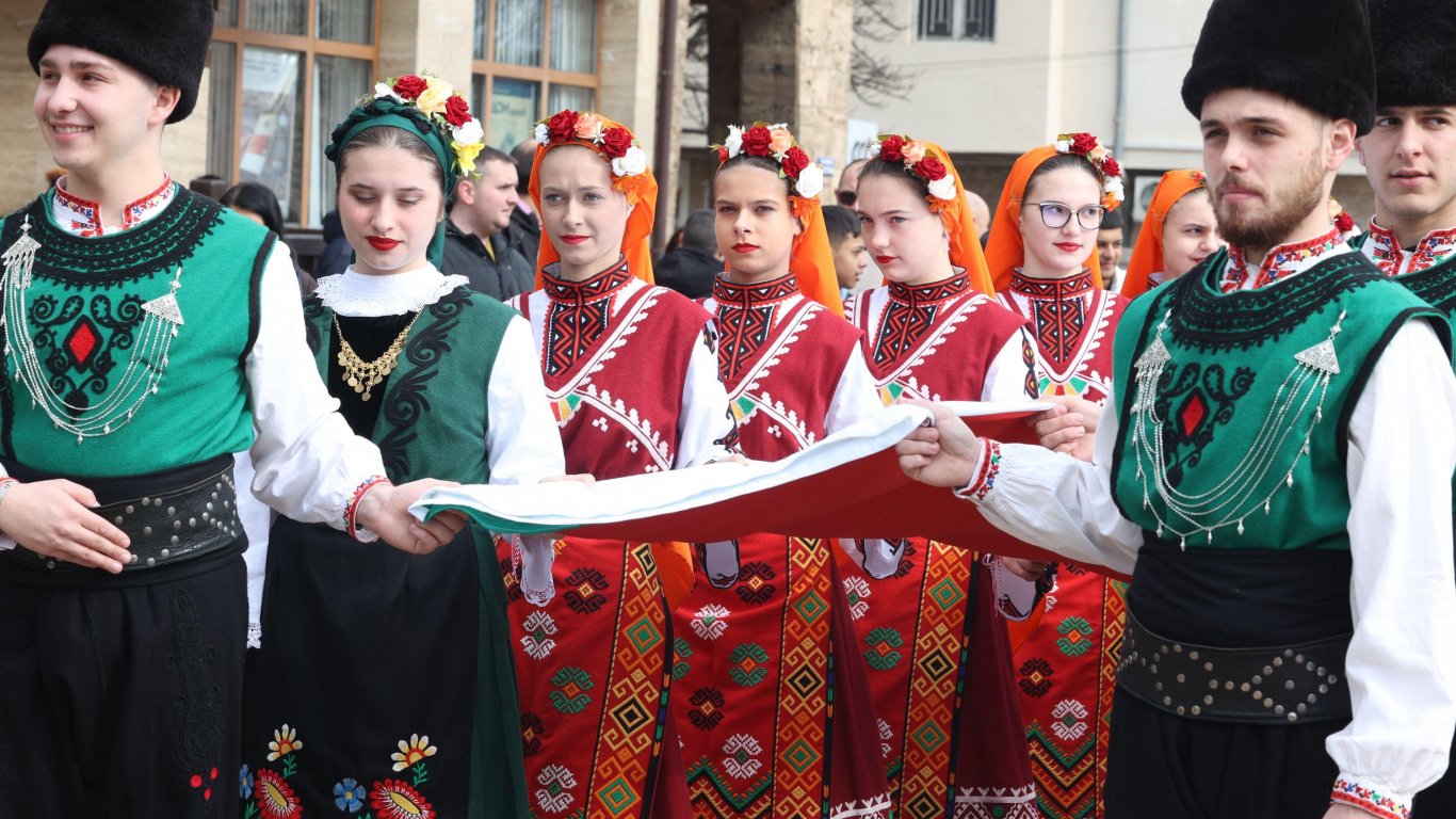 Българският трибагреник се развя на 21-метров пилон над Етрополе (снимки)