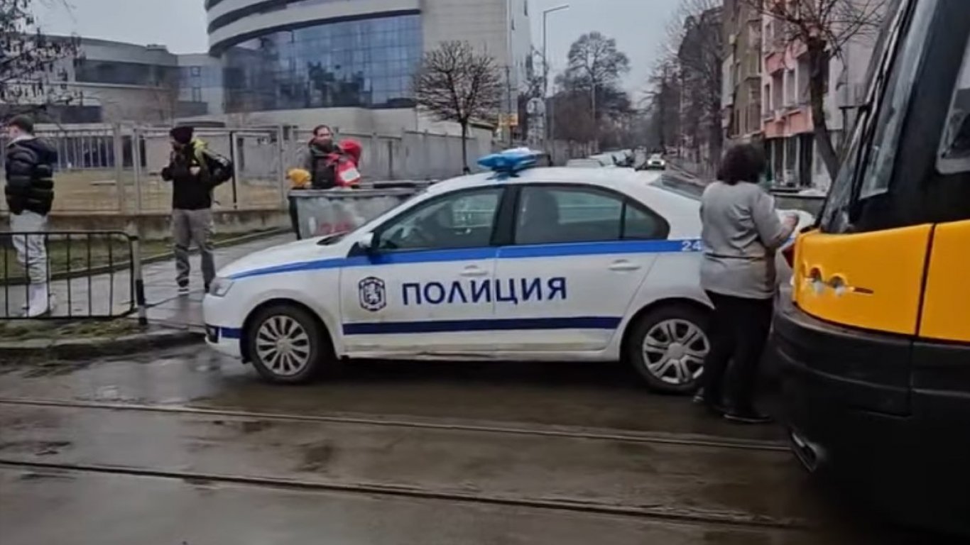 Неправилно паркирана патрулка блокира трамваи в центъра на София