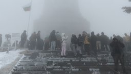 Въпреки мъглата и студа стотици отрано се качиха на връх Шипка (снимки)