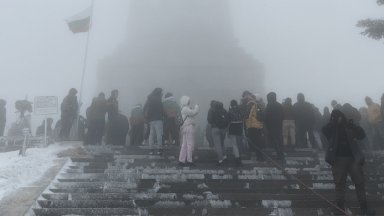 Въпреки мъглата и студа стотици отрано се качиха на връх Шипка (снимки)