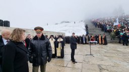 Въпреки студа и мъглата хиляди българи се събраха пред Паметника на свободата на връх Шипка