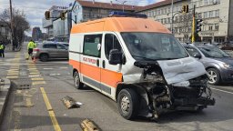  Майка и 7-месечно бебе са сред ранените при катастрофата между джип и линейка (снимки)