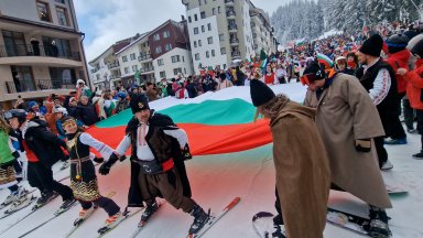 Скиори с носии, гайди и българското знаме се спуснаха от връх Снежанка (снимки/видео)