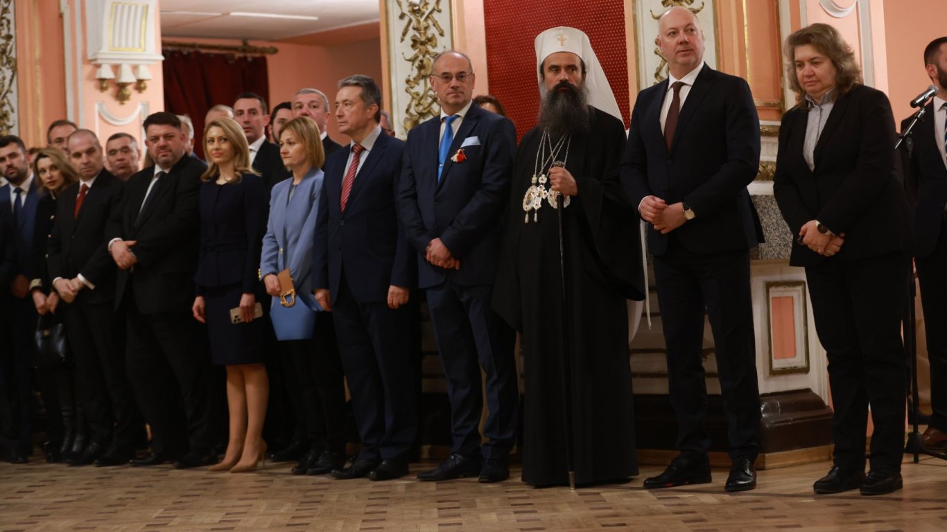 Политици от управляващите партии ззаедно с министрите са до конституционните съдии, патриарха, премиера и председателя на НС