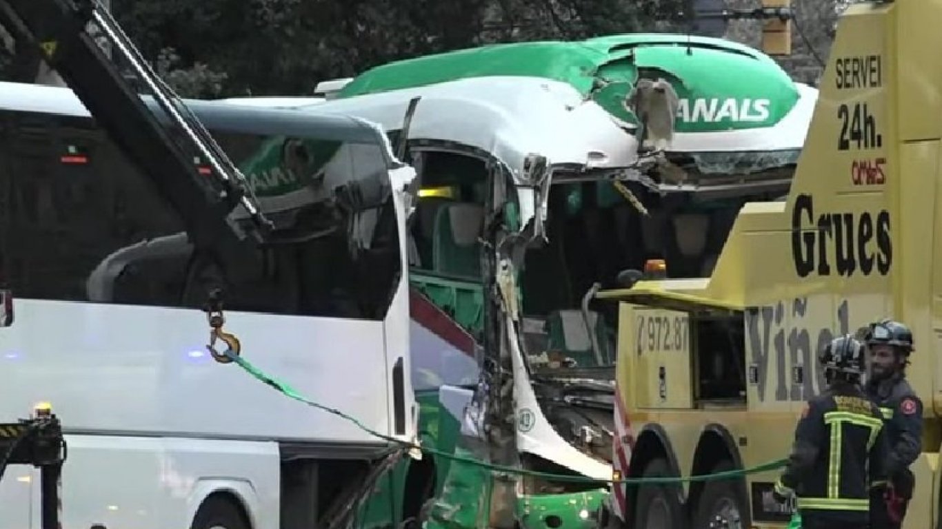 Два автобуса с туристи се удариха в Барселона, 51 са ранените, няма българи (видео)