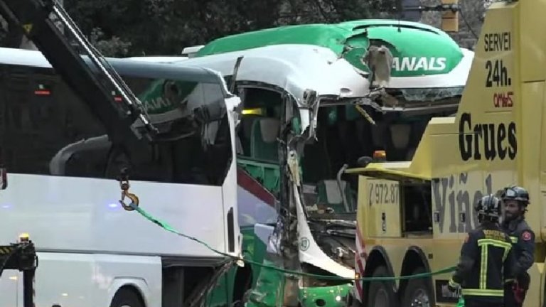 Два автобуса с туристи се удариха в Барселона, 51 са ранените, няма българи (видео)