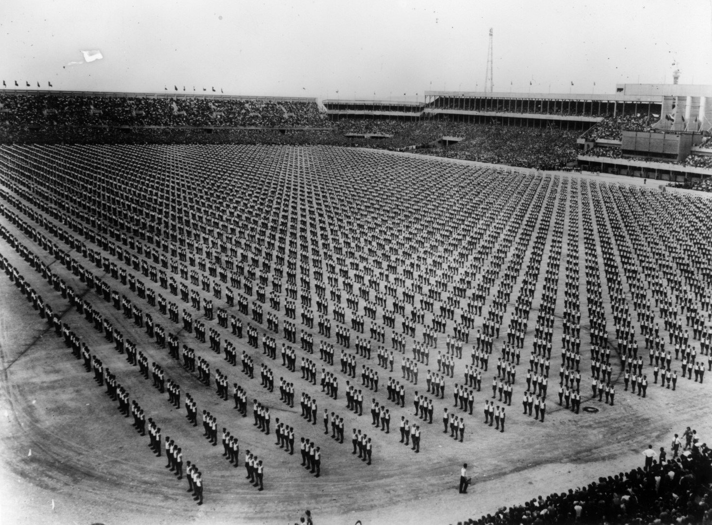 Спартакиадите след Втората световна война събират стотици хиляди на трибуните и десетки хиляди долу