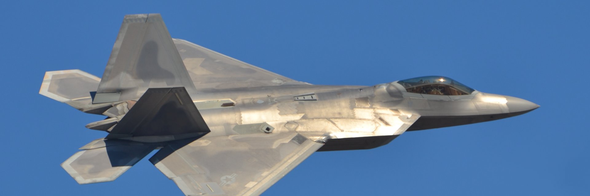 Защо САЩ пенсионират най-добрия си самолет F-22 Raptor